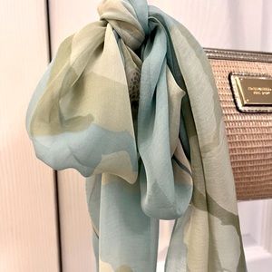 Silk neck scarf 🔥